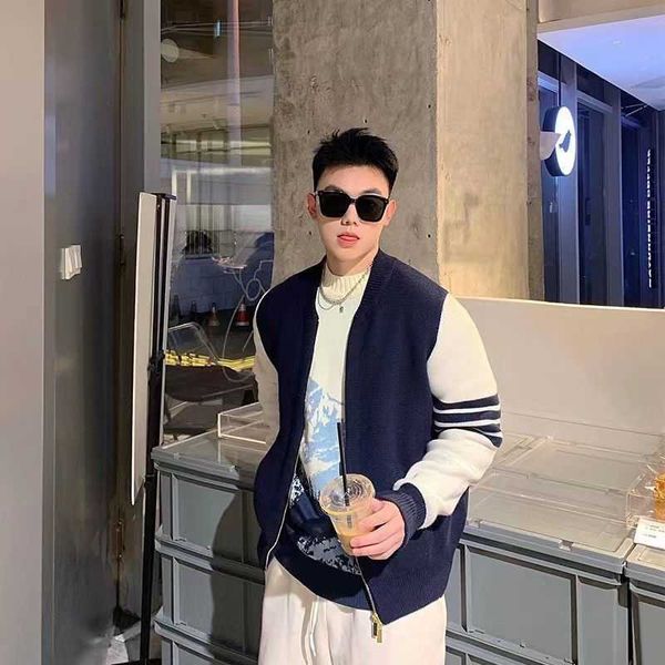 tb jacket with four thick bars knitted baseball for men and women simple trendy color contrast zipper couple sweater, Black;brown
tb jacket with four thick bars knitted baseball for men and women simple trendy color contrast zipper couple sweater, Black;brown