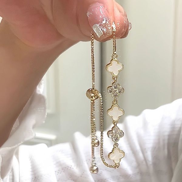 exquisite and luxurious four-leaf clover bracelet, niche designers pull and adjust the clover high-end jewelry., Golden;silver
exquisite and luxurious four-leaf clover bracelet, niche designers pull and adjust the clover high-end jewelry., Golden;silver
