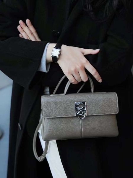 cafune's new niche commuting bag, single shoulder crossbody portable layer cowhide trapezoidal women's bag
cafune's new niche commuting bag, single shoulder crossbody portable layer cowhide trapezoidal women's bag