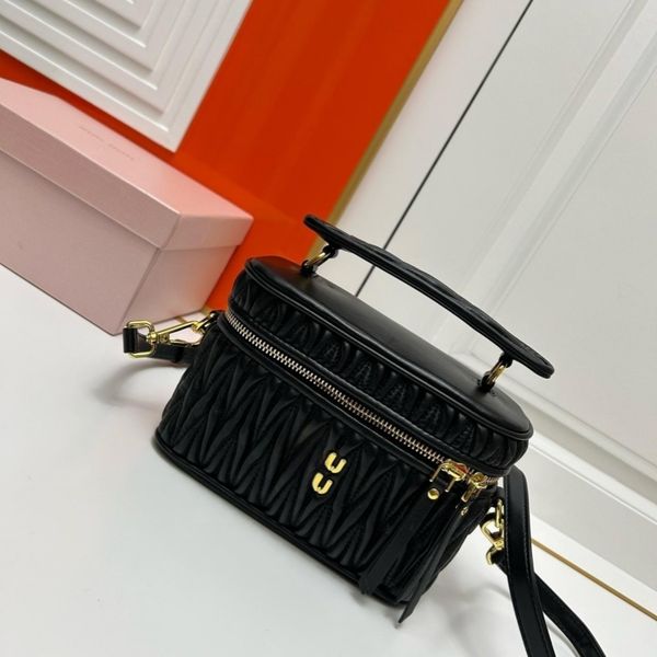new cosmetic bag handbag luxury leather travel bag women's bag cosmetic box fashion retro versatile
new cosmetic bag handbag luxury leather travel bag women's bag cosmetic box fashion retro versatile