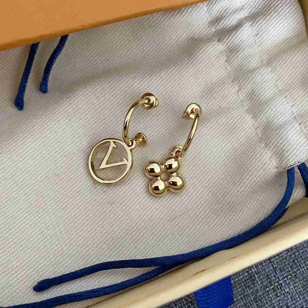 brand classic designer small letter stud earring 18k gold v fishion studs earrings women men wedding party jewelry love gift with box, Golden
brand classic designer small letter stud earring 18k gold v fishion studs earrings women men wedding party jewelry love gift with box, Golden