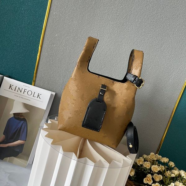 2023 designer's high-quality shoulder bag with exquisite envelope design, fashionable women's portable shoulder wallet.
2023 designer's high-quality shoulder bag with exquisite envelope design, fashionable women's portable shoulder wallet.