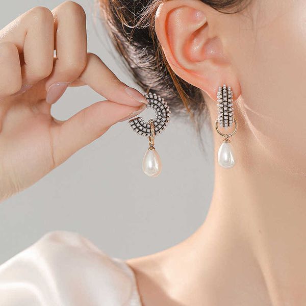 copper micro inlaid zircon water droplet shaped pearl earrings for women with high-end temperament and new light luxury earrings 237, Golden
copper micro inlaid zircon water droplet shaped pearl earrings for women with high-end temperament and new light luxury earrings 237, Golden