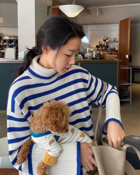 toteme women striped knit sweater high collar long sleeve loose top, White;black
toteme women striped knit sweater high collar long sleeve loose top, White;black