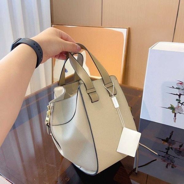 high-end bucket bag designer shoulder handbag lowe leather hand tote lychee print high capacity crossbody bag for women
high-end bucket bag designer shoulder handbag lowe leather hand tote lychee print high capacity crossbody bag for women