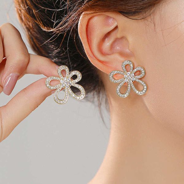new full diamond five leaf flower design sense earrings light luxury net red flower earrings s925 silver needle personalized temperament ear, Black
new full diamond five leaf flower design sense earrings light luxury net red flower earrings s925 silver needle personalized temperament ear, Black