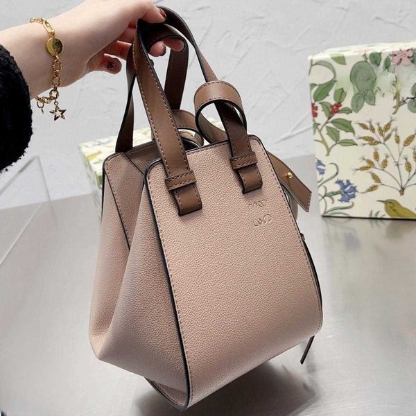 designer bucket bag single shoulder handbag new hammocks tote lychee leather lowe portable crossbody large capacity women's bag
designer bucket bag single shoulder handbag new hammocks tote lychee leather lowe portable crossbody large capacity women's bag