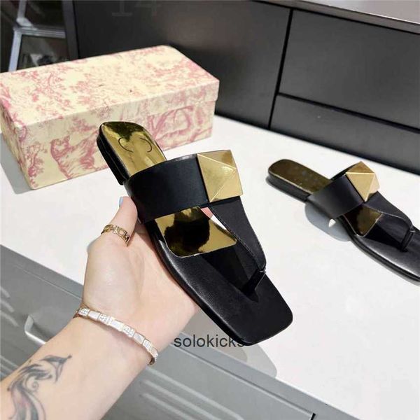 valentinolies casual fashion slippers 03-05 luxury design flat summer men letter flip flops sandals women slope heel, Black
valentinolies casual fashion slippers 03-05 luxury design flat summer men letter flip flops sandals women slope heel, Black