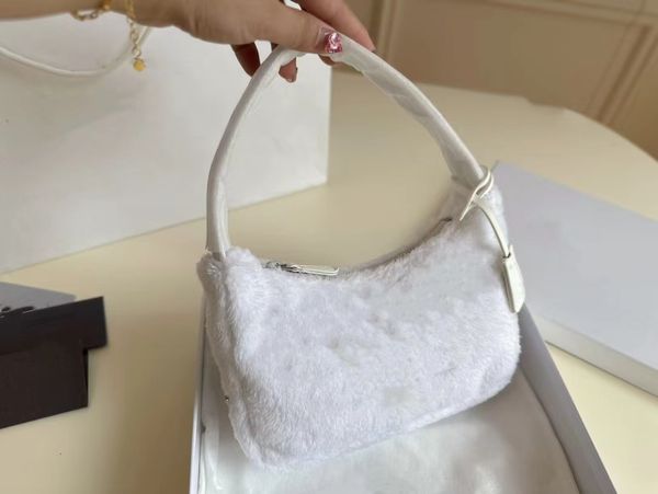 2023 autumn/winter new luxury designer women's classic underarm bag embroidery engraved emblem punctuation green front nylon ribbon han
2023 autumn/winter new luxury designer women's classic underarm bag embroidery engraved emblem punctuation green front nylon ribbon han