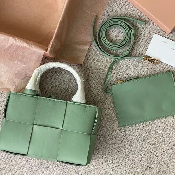 customized version of 2023 new b v shoulder bag design sense bag type shoulder messenger bag inside and outside genuine leather sheepskin le
customized version of 2023 new b v shoulder bag design sense bag type shoulder messenger bag inside and outside genuine leather sheepskin le