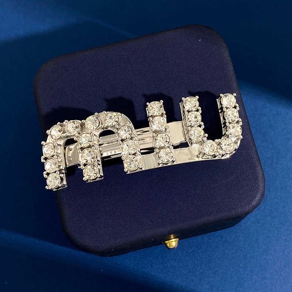 Top Designer MiuMiu Fashion hairpin New celebrity with silver letters full of diamond edges insets stylish and textured bangle hairpin luxury Accessories Jewelry
Top Designer MiuMiu Fashion hairpin New celebrity with silver letters full of diamond edges insets stylish and textured bangle hairpin luxury Accessories Jewelry