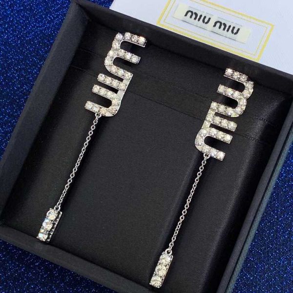 Top Designer MiuMiu Fashion Earrings Letter Full Diamond MIU Crystal Female Style Rhinestone Long Earline Valentine's Accessories Jewelry
Top Designer MiuMiu Fashion Earrings Letter Full Diamond MIU Crystal Female Style Rhinestone Long Earline Valentine's Accessories Jewelry