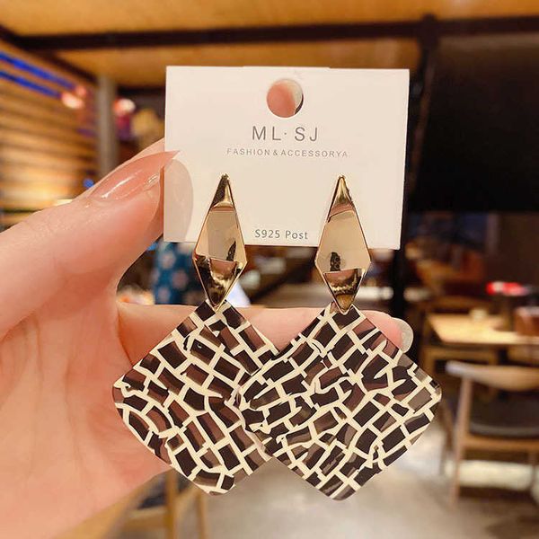 advanced sense atmospheric texture square earrings female korean internet celebrity temperament personalized earrings 2023 new earrings, Golden
advanced sense atmospheric texture square earrings female korean internet celebrity temperament personalized earrings 2023 new earrings, Golden