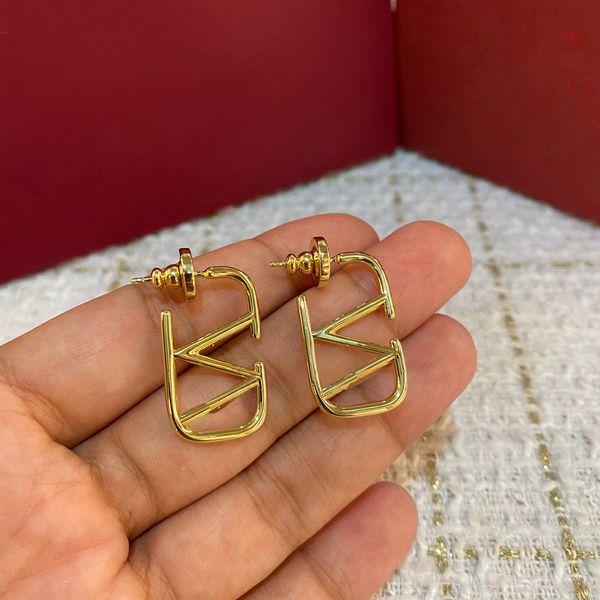 luxury gold stud earring letter v logo brand woman hoop earing designer valentinolies jewelry pearl earrings 5674, Golden;silver
luxury gold stud earring letter v logo brand woman hoop earing designer valentinolies jewelry pearl earrings 5674, Golden;silver