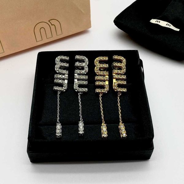 Top designer MIUMIU Fashion Long Earrings Letter Full Diamond for Women Light Luxury Temperament and Versatile Advanced Sense Silver Needle Jewelry Accessories
Top designer MIUMIU Fashion Long Earrings Letter Full Diamond for Women Light Luxury Temperament and Versatile Advanced Sense Silver Needle Jewelry Accessories