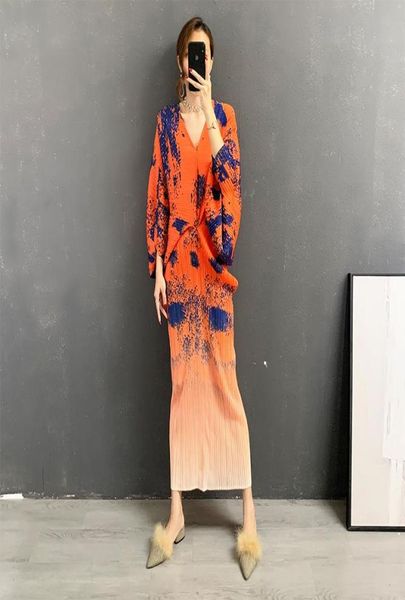 casual dresses miyake pleated batsleeve printed female dress 2022 autumn style temperament folda large size vneck fashion slim l1466083, Black;gray
casual dresses miyake pleated batsleeve printed female dress 2022 autumn style temperament folda large size vneck fashion slim l1466083, Black;gray
