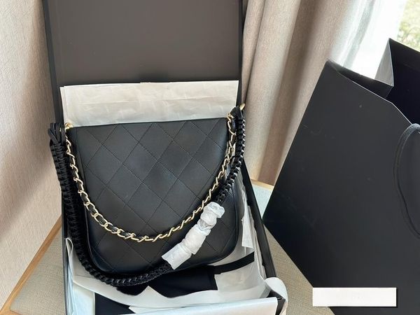 at first glance i was attracted by the shoulder strap a good-looking hippie bag. soft cowhide has a durable and textured appearance.
at first glance i was attracted by the shoulder strap a good-looking hippie bag. soft cowhide has a durable and textured appearance.