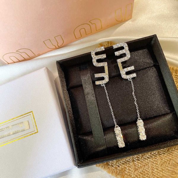 r miumiu fashion earrings celebrity fashionable and versatile temperament letter diamond high-end version silver needle earrings accessories, Golden
r miumiu fashion earrings celebrity fashionable and versatile temperament letter diamond high-end version silver needle earrings accessories, Golden