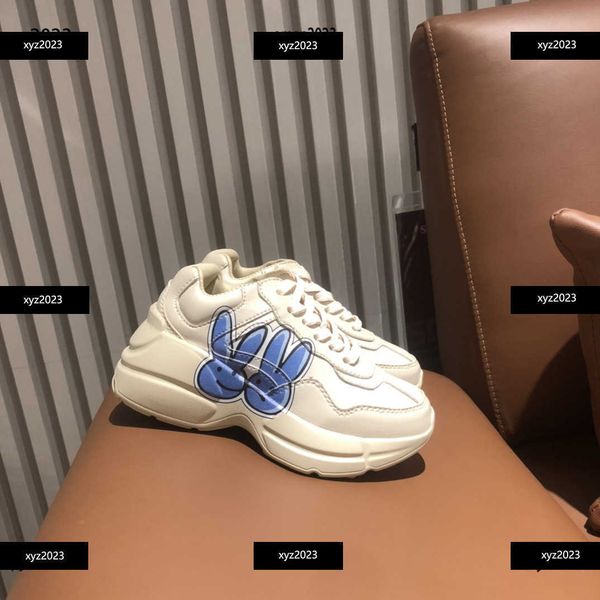 23ss high-quality kids shoes baby casual shoe child designer sneakers box protection shipment thick soled shoes children's size 26-35, Black;red
23ss high-quality kids shoes baby casual shoe child designer sneakers box protection shipment thick soled shoes children's size 26-35, Black;red