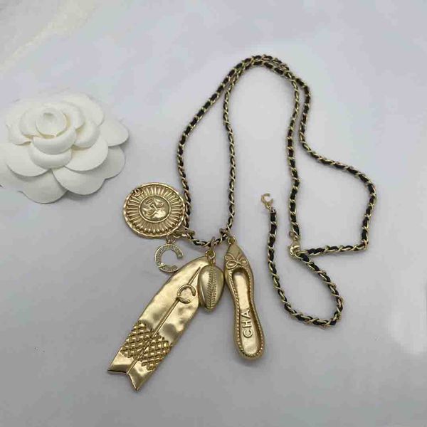 2023 luxury quality charm pendant necklace with accessory shoes round shape and black genuine leather in 18k gold plated have box stamp ps75, Golden
2023 luxury quality charm pendant necklace with accessory shoes round shape and black genuine leather in 18k gold plated have box stamp ps75, Golden