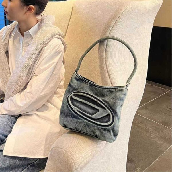 dies underarm bucket bag autumn/winter new washed denim one shoulder handheld bag premium feel bag 230815
dies underarm bucket bag autumn/winter new washed denim one shoulder handheld bag premium feel bag 230815