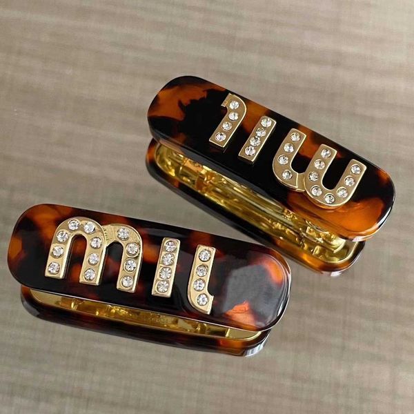 Top Designer MiuMiu Fashion Hairpin Hawksbill Amber Inlaid Diamond Letter Clip Exquisite Light Luxury Side Clip Hairpin Valentine's Day gifts Accessories Jewelry
Top Designer MiuMiu Fashion Hairpin Hawksbill Amber Inlaid Diamond Letter Clip Exquisite Light Luxury Side Clip Hairpin Valentine's Day gifts Accessories Jewelry