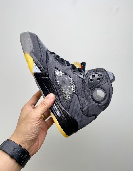 new arrival ow black yellow jumpman 5 basketball shoes man/woman sport sneaker with original box fast delivery
new arrival ow black yellow jumpman 5 basketball shoes man/woman sport sneaker with original box fast delivery
