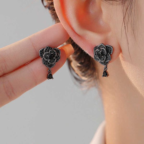 black rose studded diamond earrings for women with fashionable temperament and high-end feel. new s925 silver needle light luxury and versat
black rose studded diamond earrings for women with fashionable temperament and high-end feel. new s925 silver needle light luxury and versat