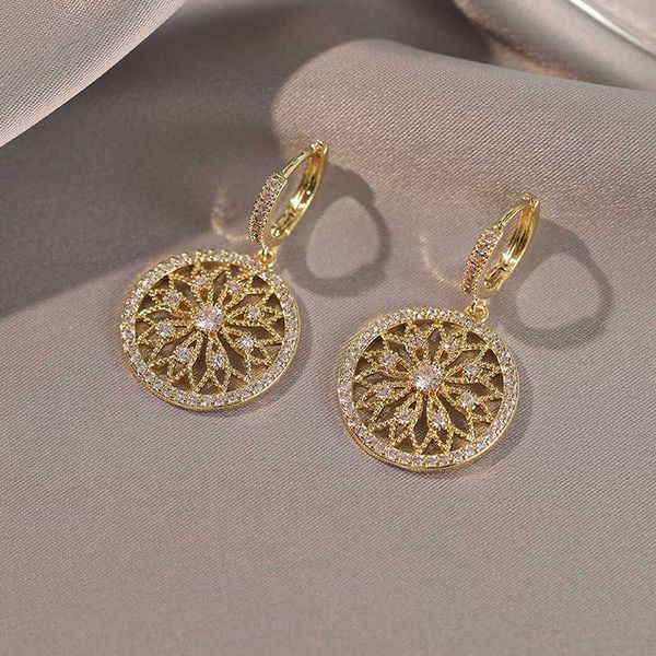 full diamond design high-end earrings trendy women's ultra sparkling light luxury style earrings personalized and fashionable earrings, Golden
full diamond design high-end earrings trendy women's ultra sparkling light luxury style earrings personalized and fashionable earrings, Golden