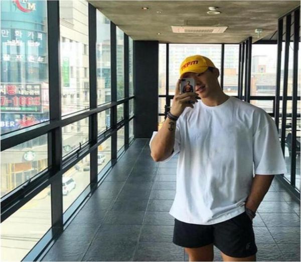 brand plain gym clothing fitness mens oversized t shirt outdoor hip hop streetwear loose half sleeve tshirt bodybuilding tshirt m3552427, White;black
brand plain gym clothing fitness mens oversized t shirt outdoor hip hop streetwear loose half sleeve tshirt bodybuilding tshirt m3552427, White;black