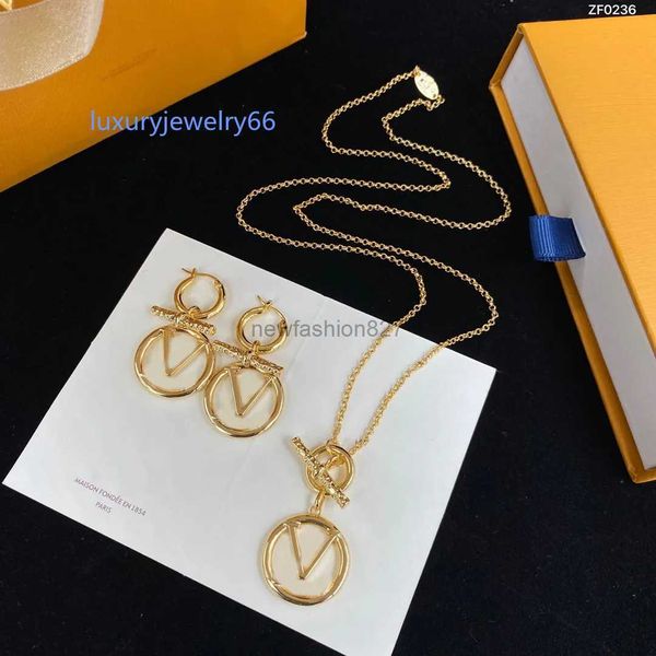 fashion women 18k gold plated necklaces designers pendant necklace hollow-out letter design earrings lovers jewelry set, Silver
fashion women 18k gold plated necklaces designers pendant necklace hollow-out letter design earrings lovers jewelry set, Silver