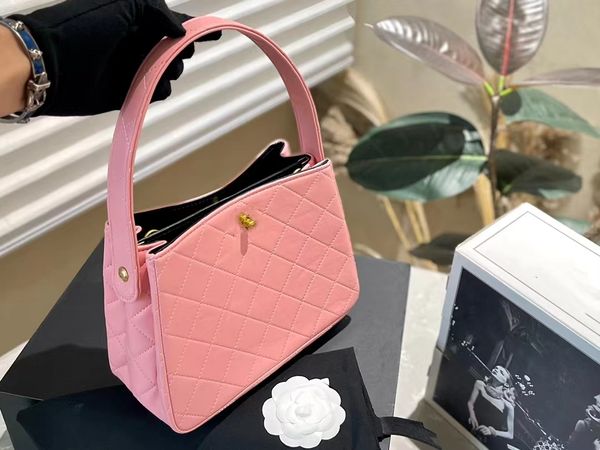 luxury designer fashion women's underarm bag vintage casual versatile handheld crossbody bag size 22 * 17
luxury designer fashion women's underarm bag vintage casual versatile handheld crossbody bag size 22 * 17