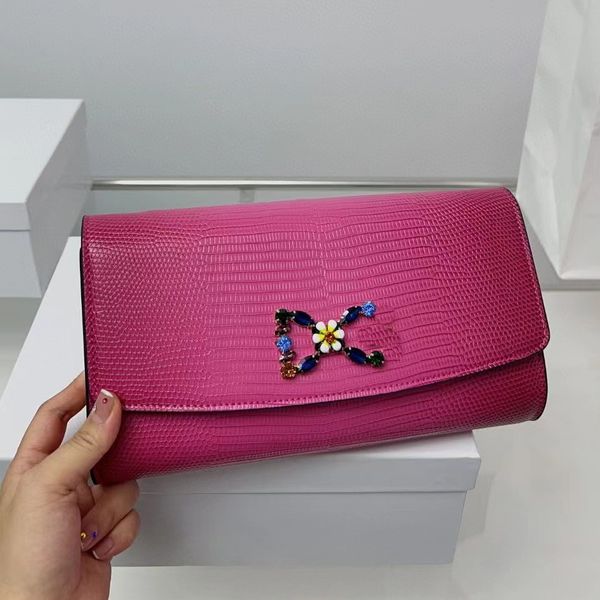2023 new mini chain bag design sense bag type patent leather multi-color fashion retro matching box mobile phone bag, wallet, cosmetic bag,
2023 new mini chain bag design sense bag type patent leather multi-color fashion retro matching box mobile phone bag, wallet, cosmetic bag,