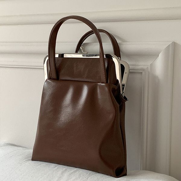 evening bags korean casual frame for women luxury designer handbags purses 2023 in pu metal clip handle chain shoulder messenger 230821
evening bags korean casual frame for women luxury designer handbags purses 2023 in pu metal clip handle chain shoulder messenger 230821