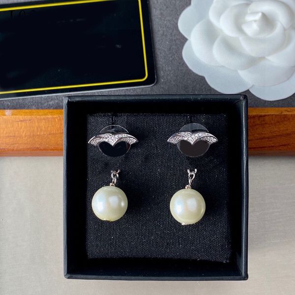 luxury designer letter stud earrings geometric women round rhinestone pearl earring wedding party jewelry, Golden;silver
luxury designer letter stud earrings geometric women round rhinestone pearl earring wedding party jewelry, Golden;silver