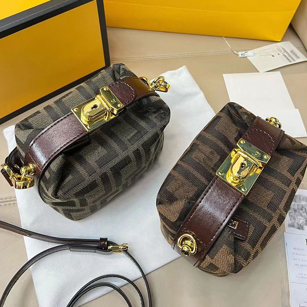 cosmetic bag designer bag luxury makeup bag letter thread design bag temperament versatile fashion style large capacity makeup bag box nice
cosmetic bag designer bag luxury makeup bag letter thread design bag temperament versatile fashion style large capacity makeup bag box nice