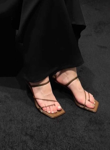 2024 designer rai leather sandals the row bare avery beach sandal luxury shoes high heel elegant straps kitten heels slippers slides square, Black
2024 designer rai leather sandals the row bare avery beach sandal luxury shoes high heel elegant straps kitten heels slippers slides square, Black