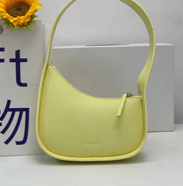 2024 the row half moon bag in smooth leather women designer with flat shoulder strap and curved zipper closure clutch tote suded lining unde
2024 the row half moon bag in smooth leather women designer with flat shoulder strap and curved zipper closure clutch tote suded lining unde