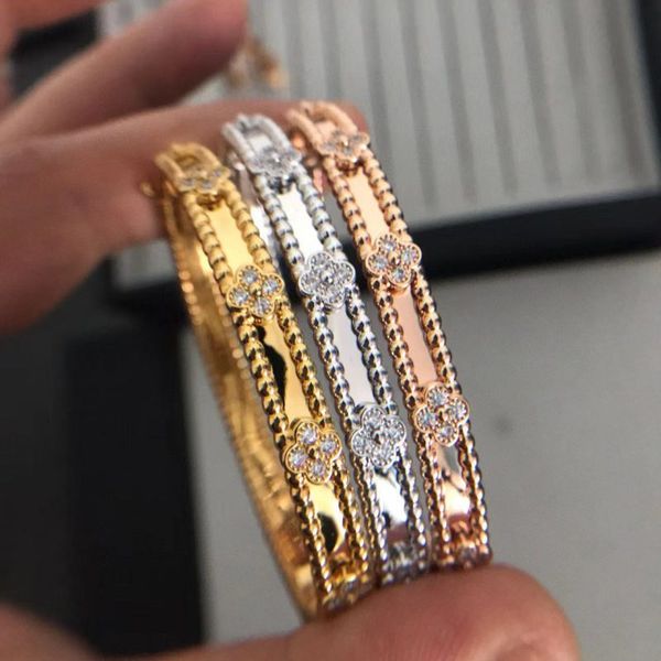 classic four leaf kaleidoscope bracelet for women's boutique silver 925 electroplated 18k inlaid diamond bracelet as a luxurious gift f, Black
classic four leaf kaleidoscope bracelet for women's boutique silver 925 electroplated 18k inlaid diamond bracelet as a luxurious gift f, Black