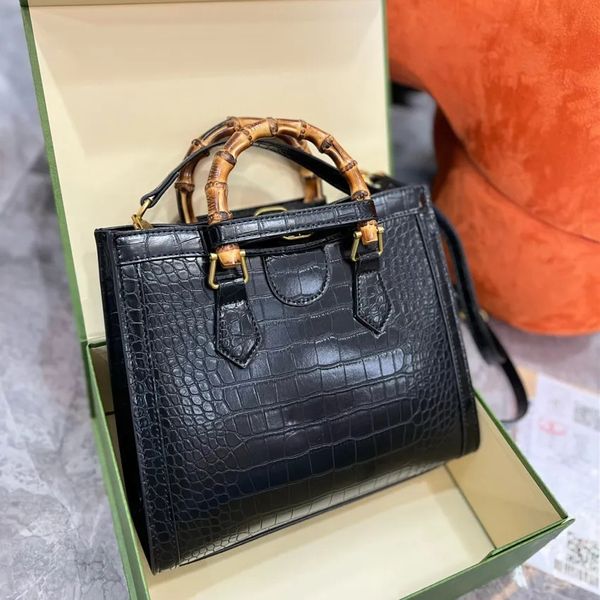 bamboo hadbags women shoulder bags fashion designer embroid denim handbags cowhide leather with belt crossbody men crossbody large
bamboo hadbags women shoulder bags fashion designer embroid denim handbags cowhide leather with belt crossbody men crossbody large