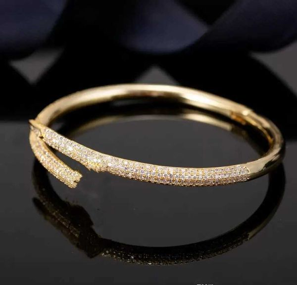 luxury designer 18k nail bracelet all alloy gold plating process never fades and is not allergic to love jewelry gifts, Black
luxury designer 18k nail bracelet all alloy gold plating process never fades and is not allergic to love jewelry gifts, Black