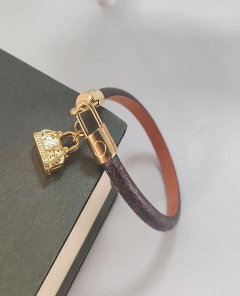 2022 fashion classic bangle flat brown pu leather bracelet with metal lock head heart charm bracelets in gift retail box1962481, Black
2022 fashion classic bangle flat brown pu leather bracelet with metal lock head heart charm bracelets in gift retail box1962481, Black
