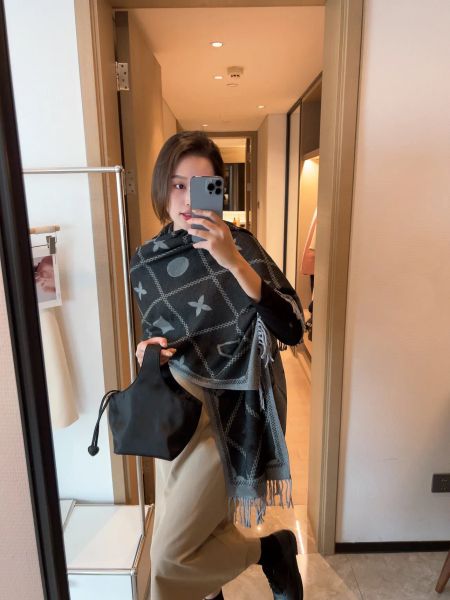 2023 new brand explosive scarf shawl rabbit velvet core high-end fabric to show the famous warm temperament multi-color optional, Blue;gray
2023 new brand explosive scarf shawl rabbit velvet core high-end fabric to show the famous warm temperament multi-color optional, Blue;gray