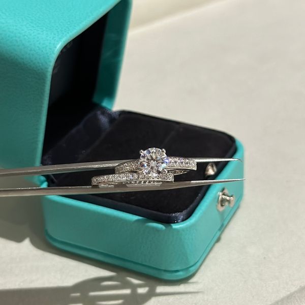 luxurys band rings brand designer s925 sterling silver 2 carats big zircon charm wedding engagement two rings a set for brides women jewelry
luxurys band rings brand designer s925 sterling silver 2 carats big zircon charm wedding engagement two rings a set for brides women jewelry
