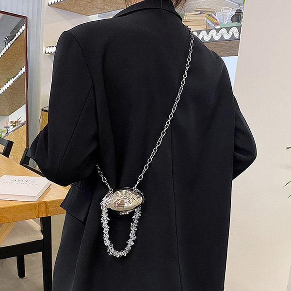 evening bags fashion single shoulder bag silver shell type crystal chain messenger mini hanging neck with lipstickearphone 230821
evening bags fashion single shoulder bag silver shell type crystal chain messenger mini hanging neck with lipstickearphone 230821