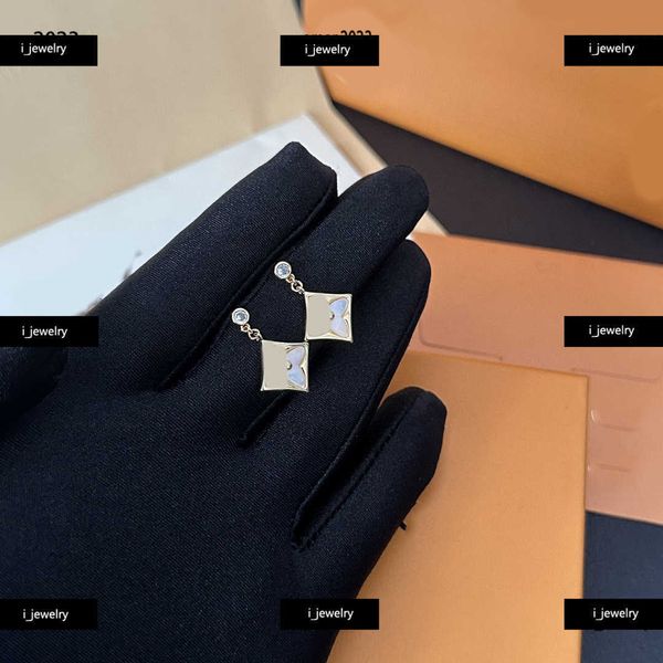 designer women earrings jewelry classic white flower decorated square pendant earring chandelier #including brand box new arrival, Silver
designer women earrings jewelry classic white flower decorated square pendant earring chandelier #including brand box new arrival, Silver