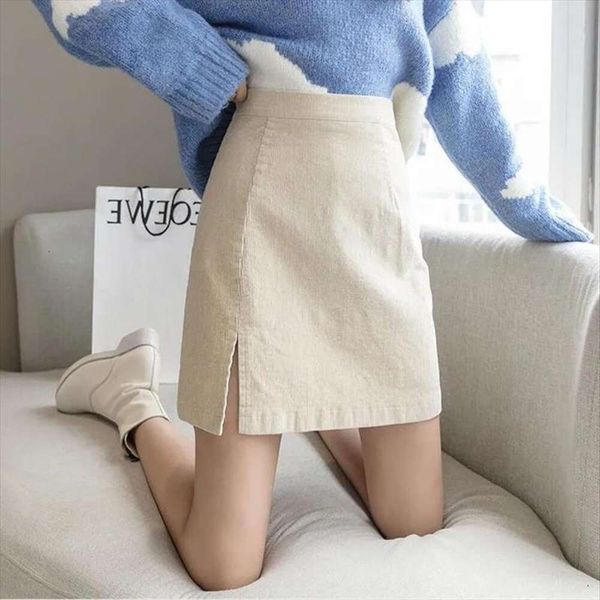 corduroy short skirt autumn and winter half a line high waist skinny split one step, Black
corduroy short skirt autumn and winter half a line high waist skinny split one step, Black