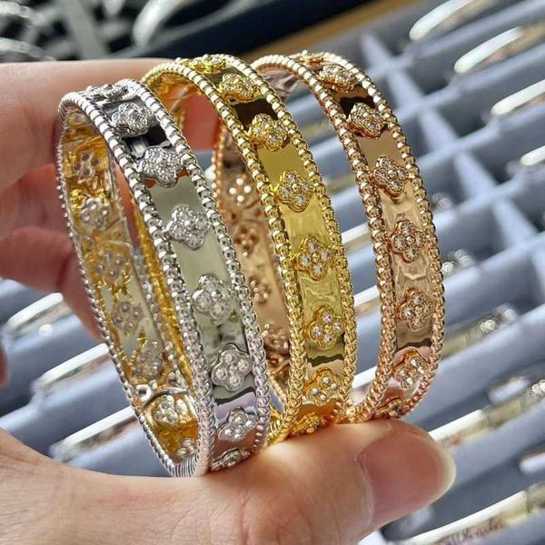 

Boutique classic four leaf kaleidoscope bracelet, wide edition women's high-quality silver 925 electroplated 18K diamond bracelet, giving women luxurious gifts