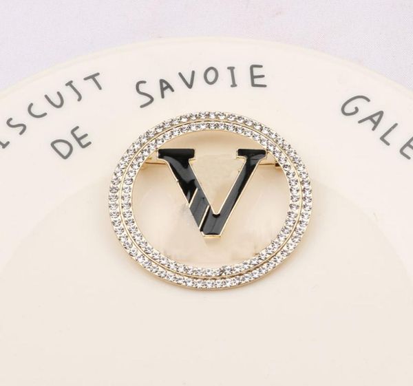 luxury brand designer letter pins brooches womens gold silver crysatl pearl rhinestone cape buckle brooch suit pin wedding party j2914869, Gray
luxury brand designer letter pins brooches womens gold silver crysatl pearl rhinestone cape buckle brooch suit pin wedding party j2914869, Gray