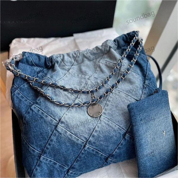 2023 designer denim 22bag: vintage inspired, distressed quilted chain-link tote high-end fabric texture large capacity cross bag shoulder ba
2023 designer denim 22bag: vintage inspired, distressed quilted chain-link tote high-end fabric texture large capacity cross bag shoulder ba